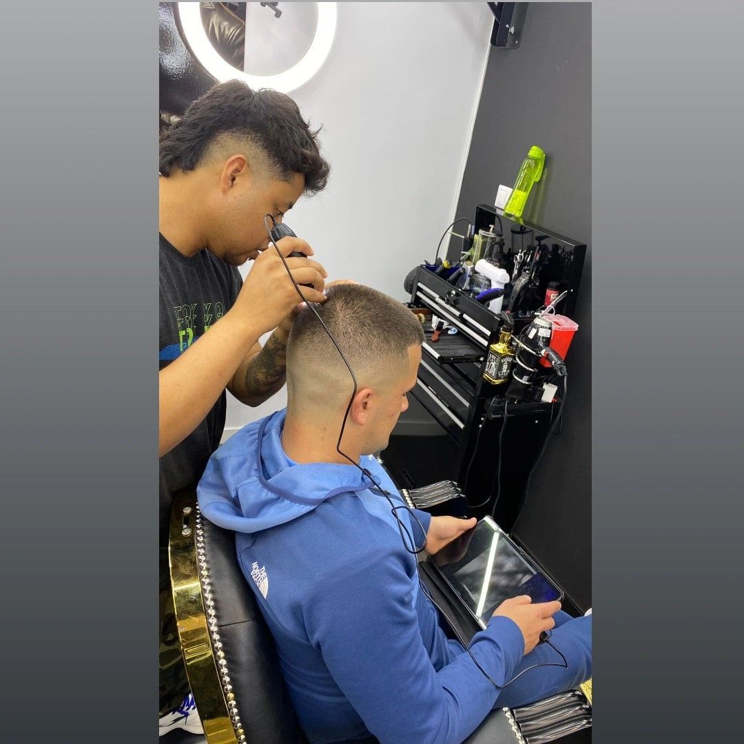 Barbero cortando con detalle