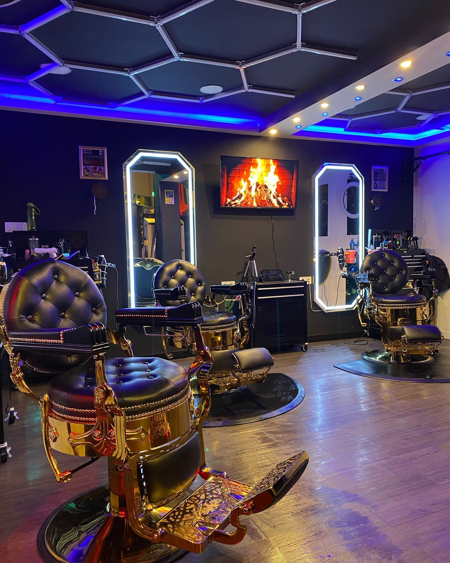 Sillones dorados con luces hexagonales y neón azul