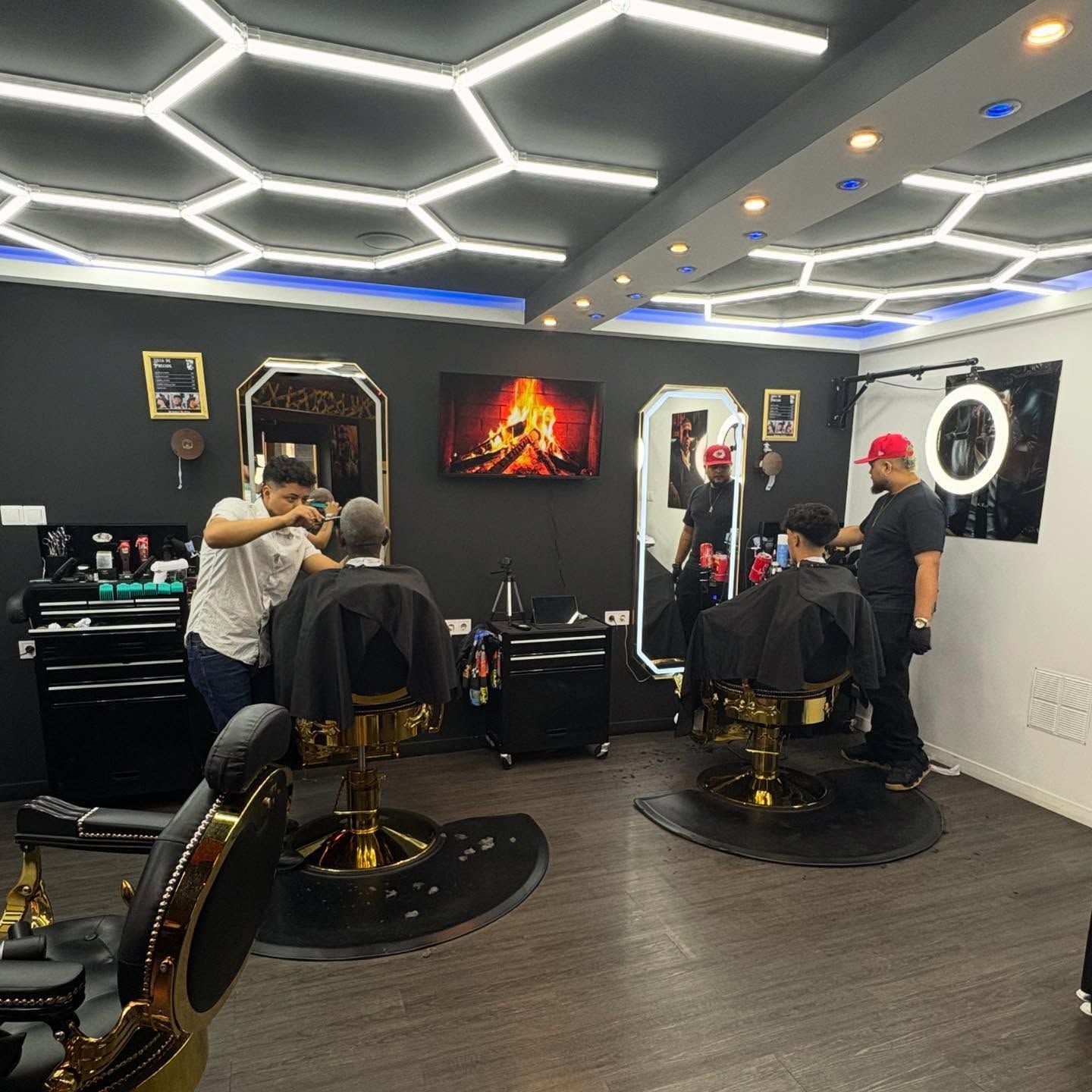 Gabriel's Barbería — interior con barberos trabajando