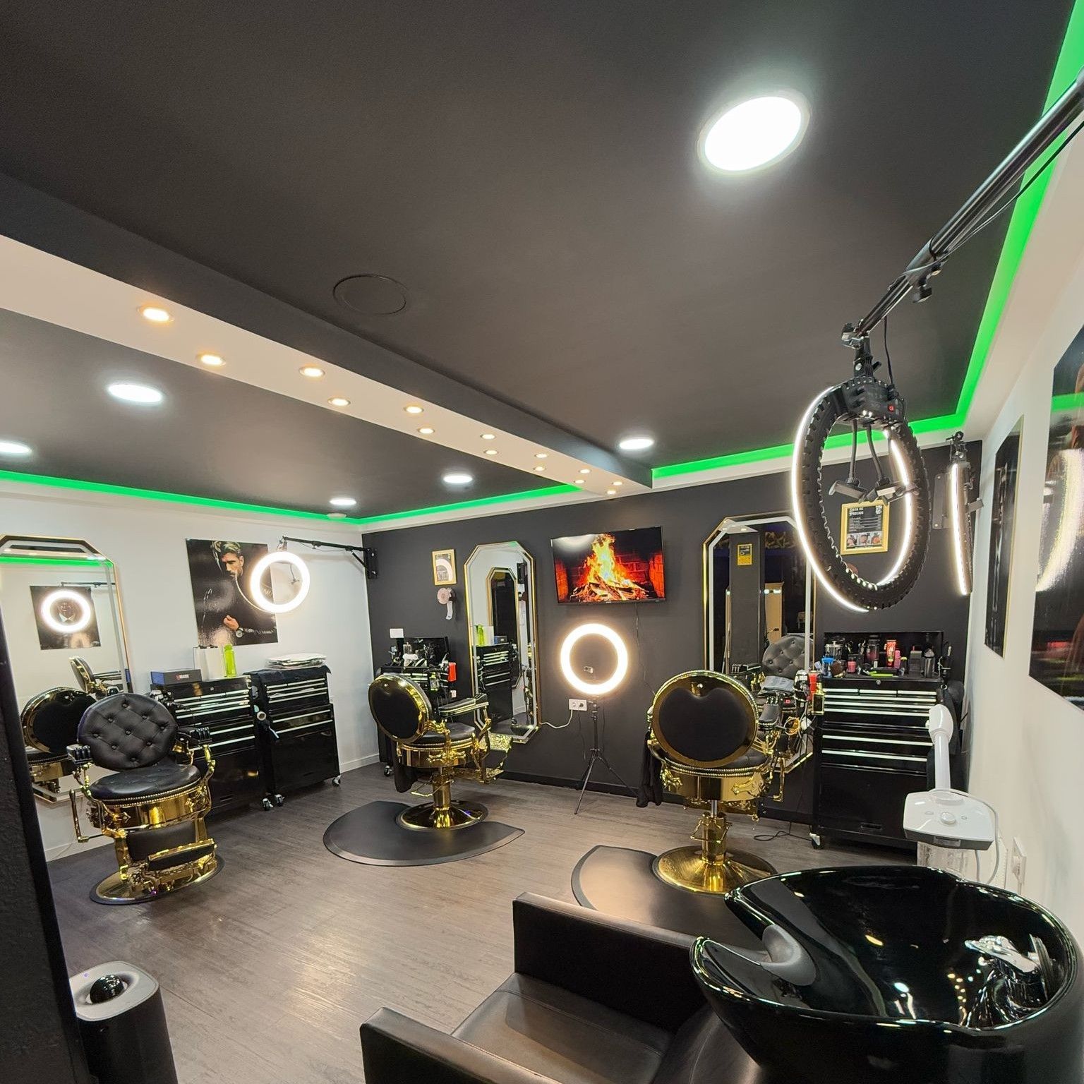 Interior con sillones dorados y ring lights